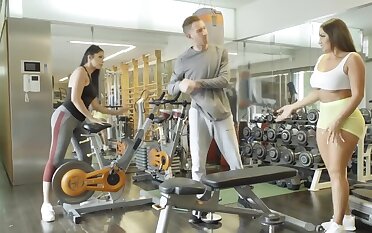 Woman came surrounding the gym not be worthwhile for distance but pussy-nailing